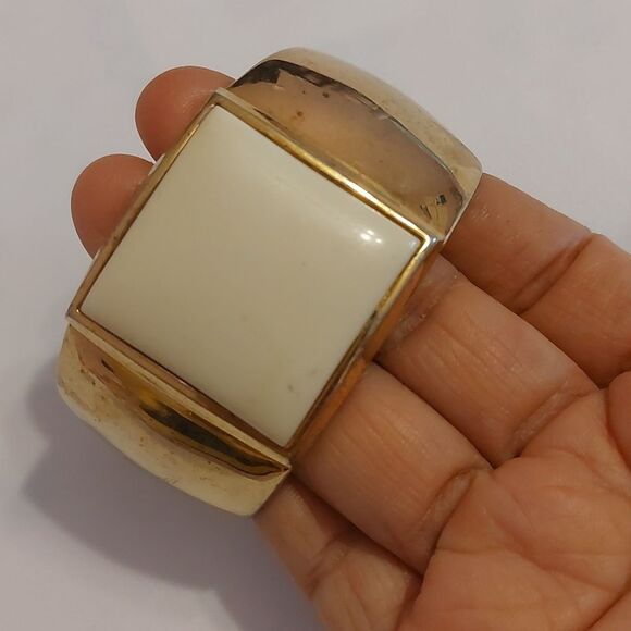 Vtg 1980s AVON Gold Tone Large Ivory White Square Lucite Chunky Cuff Bracelet - Picture 2 of 9